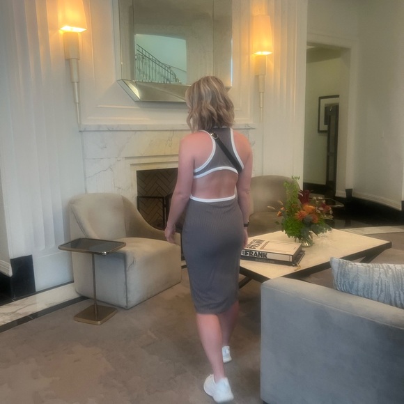 3/$10 🏷️ Grey Open Back Midi Dress - Picture 4 of 5